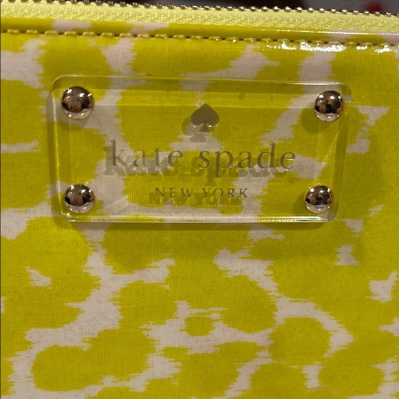 EUC ♠️ Kate Spade Lime Print Zip Wallet Zip Interior Coin Pocket & 12 Card Slots - Picture 4 of 17